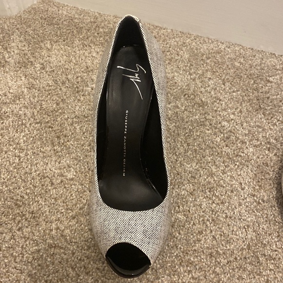 NIB Giuseppe black and white patterned peep toe heels. Size 38.5 - Picture 6 of 16